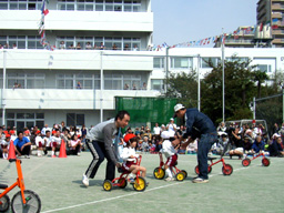 年少親子競技くぐって乗ってGO!GO!GO! 