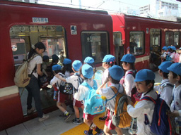 年長遠足：電車に乗って出発