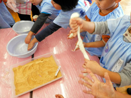 子ども達も丸めます